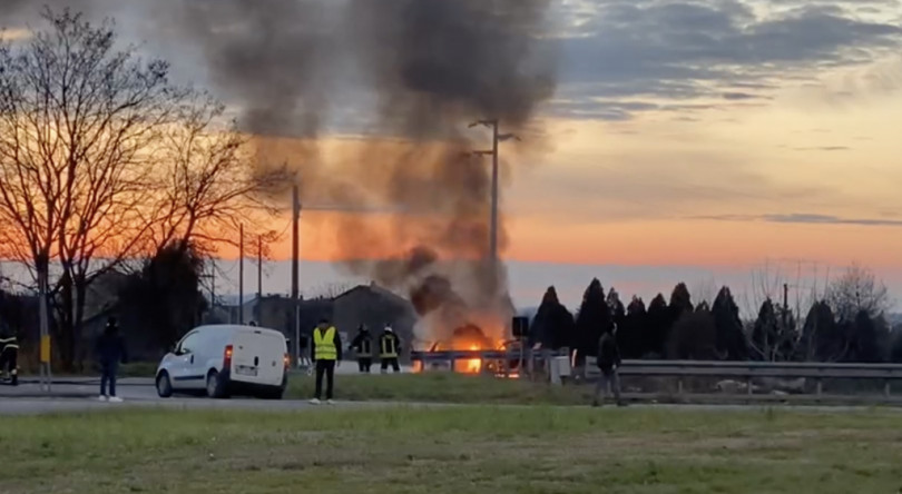 Auto a fuoco sulla Casale-Valenza